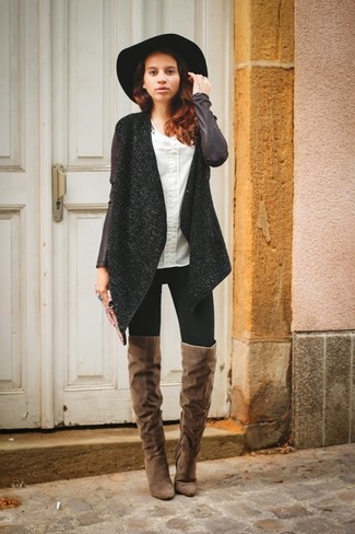 Модный лук: черное твидовое пальто, белый шелковый топ без рукавов, черные джинсы скинни, коричневые замшевые ботфорты
