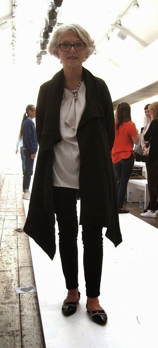 С чем носить черное пальто женщине: Сочетание черного пальто и черных узких брюк поможет выглядеть по моде, а также выразить твою индивидуальность. Что же до обуви, заверши ансамбль черными кожаными лоферами.