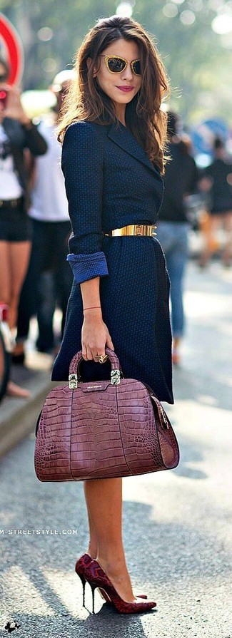 С чем носить темно-пурпурную кожаную сумку в 30 лет женщине в холод: Темно-синее пальто и темно-пурпурная кожаная сумка — замечательная формула для воплощения стильного и простого лука. Что же до обуви, темно-красные кожаные туфли со змеиным рисунком — наиболее достойный вариант.