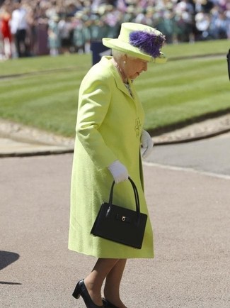 С чем носить шляпу за 60 лет женщине: Если ты ценишь удобство и практичность, зелено-желтое пальто и шляпа — классный выбор для привлекательного повседневного лука. В тандеме с этим нарядом наиболее удачно смотрятся черные кожаные туфли.