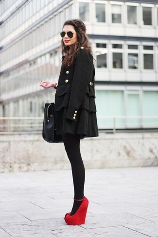 С чем носить красные замшевые туфли в теплую погоду: Черное пальто — прекрасное решение для первого свидания или встречи с подругами. Красные замшевые туфли чудесно впишутся в образ.