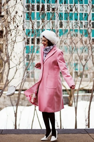 С чем носить белую меховую шапку женщине в холод: Лук из розового пальто и белой меховой шапки - самый простой из возможных ансамблей для активного выходного дня. Что же до обуви, белые кожаные туфли — самый целесообразный вариант.