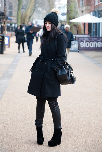 С чем носить черные кожаные узкие брюки в прохладную погоду в деловом стиле: Черное пальто в сочетании с черными кожаными узкими брюками может стать превосходным ансамблем для офиса. Черные замшевые ботильоны отлично впишутся в лук.