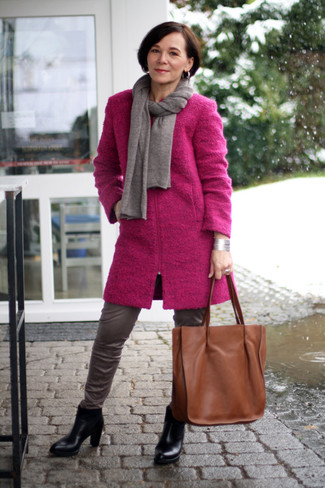 Какие ботильоны носить с ярко-розовым пальто: Когда не знаешь, что надеть на учебу или на работу, ярко-розовое пальто и серые кожаные узкие брюки — отличный вариант. В паре с этим образом наиболее гармонично выглядят ботильоны.