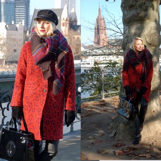 С чем носить темно-красный шарф в шотландскую клетку женщине: Красное пальто с леопардовым принтом и темно-красный шарф в шотландскую клетку — стильный выбор дам, которые постоянно в движении. Вместе с этим образом выигрышно будут смотреться черные кожаные ботильоны.