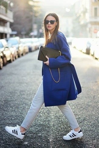 С чем носить серые узкие брюки в теплую погоду: Синее пальто в сочетании с серыми узкими брюками — прекрасный пример вольного офисного стиля. В сочетании с бело-черными низкими кедами весь наряд выглядит очень динамично.