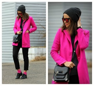 Какие оксфорды носить с ярко-розовым пальто женщине в деловом стиле: Ярко-розовое пальто и черные шерстяные узкие брюки — прекрасный выбор для создания ансамбля в элегантно-деловом стиле. Что же до обуви, оксфорды — самый целесообразный вариант.