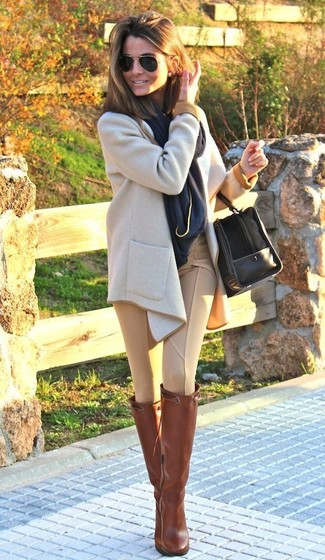 Какие узкие брюки носить с коричневыми сапогами в 30 лет: Бежевое пальто и узкие брюки — беспроигрышный выбор для создания лука в стиле business casual. Вместе с этим луком выгодно смотрятся коричневые сапоги.
