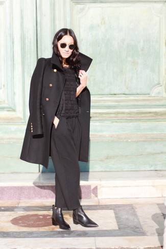Модный лук: черное пальто, черный кружевной укороченный топ, черные широкие брюки, черные кожаные ботинки челси