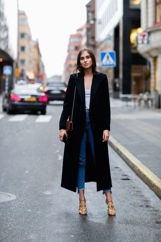 Какие босоножки на каблуке носить с темно-синими джинсами в прохладную погоду: Черное пальто и темно-синие джинсы — неотъемлемые вещи в гардеробе женщин с отменным чувством стиля. В качестве обуви к такому луку подойдут босоножки на каблуке.