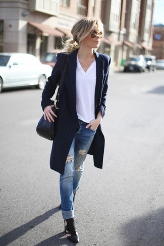 Как носить синие джинсы с темно-синим пальто в вертикальную полоску в 30 лет женщине весна: Практичное сочетание темно-синего пальто в вертикальную полоску и синих джинсов позволит выразить твой индивидуальный стиль и выделиться из толпы. В тандеме с этим нарядом наиболее уместно выглядят черные кожаные ботильоны с вырезом. Когда зимняя пора сменяется более теплыми деньками, девушкам хочется выглядеть эффектно и необычно. Подобный ансамбль обязательно поможет достичь желаемого.