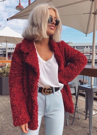 С чем носить красное пальто в 30 лет женщине в стиле смарт-кэжуал: Образ из красного пальто и голубых джинсов скинни поможет выглядеть модно, но при этом выразить твой индивидуальный стиль.