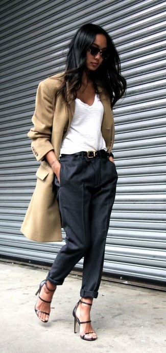 Как носить темно-серые классические брюки с бежевым пальто женщине в прохладную погоду: Лук из бежевого пальто и темно-серых классических брюк поможет выглядеть модно, но при этом подчеркнуть твой индивидуальный стиль. В сочетании с этим нарядом наиболее выгодно будут смотреться черные кожаные босоножки на каблуке.