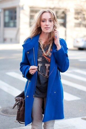 С чем носить серые джинсы женщине: Синее пальто в сочетании с серыми джинсами — хороший вариант для воплощения ансамбля в стиле смарт-кэжуал.