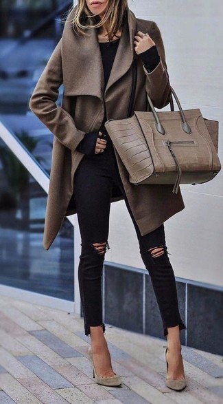 Какие туфли носить с коричневым пальто в стиле смарт-кэжуал: Если ты из той когорты леди, которые любят выглядеть модно, тебе придется по душе сочетание коричневого пальто и черных рваных джинсов скинни. Туфли великолепно дополнят этот ансамбль.