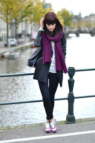 С чем носить светло-фиолетовый шарф женщине в холод: Такое простое и комфортное сочетание базовых вещей, как черное пальто и светло-фиолетовый шарф, нравится девушкам, которые любят проводить дни в постоянном движении. Ярко-розовые замшевые низкие кеды — отличный выбор, чтобы закончить лук.