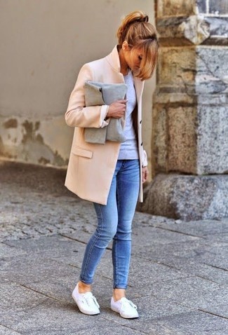 Какое пальто носить с синими джинсами скинни в 30 лет в холод в стиле смарт-кэжуал: Комбо из пальто и синих джинсов скинни поможет подчеркнуть твою индивидуальность. Что касается обуви, можно отдать предпочтение удобству и выбрать белые низкие кеды.