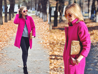 Какие ботильоны носить с ярко-розовым пальто: Ярко-розовое пальто Отлично гармонирует с темно-серыми джинсами скинни. Ботильоны — беспроигрышный вариант, чтобы дополнить ансамбль.