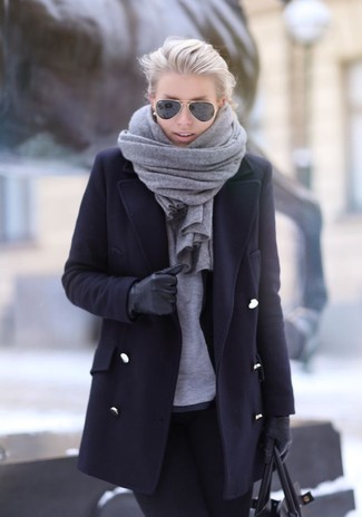 С чем носить серый шарф женщине в холод: Черное пальто и серый шарф позволят создать несложный и практичный ансамбль для выходного дня в парке или торговом центре.