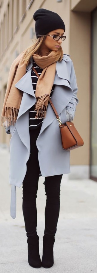 С чем носить темно-пурпурное пальто женщине зима в стиле смарт-кэжуал: Темно-пурпурное пальто и черные джинсы скинни надежно закрепились в гардеробе многих девушек, помогая создавать выразительные и стильные образы. Черные замшевые ботильоны — идеальный выбор, чтобы дополнить образ. В студеную зимнюю пору особенно важны тепло и комфорт. Этот лук обеспечивает и то, и другое , не жертвуя при этом хорошим внешним видом.
