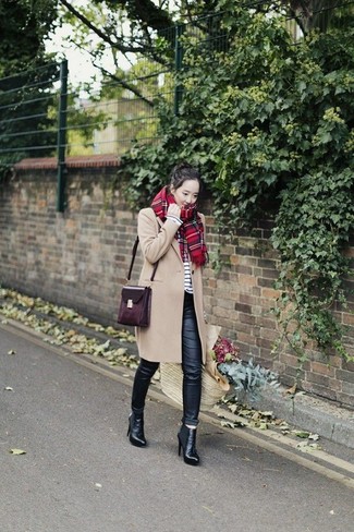 С чем носить красный шарф в шотландскую клетку женщине: Если ты делаешь ставку на удобство и функциональность, светло-коричневое пальто и красный шарф в шотландскую клетку — хороший вариант для привлекательного лука на каждый день. Черные кожаные ботильоны — прекрасный выбор, чтобы дополнить образ.