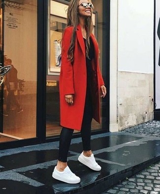 С чем носить черные кожаные леггинсы: Можно с уверенностю сказать, что красное пальто смотрится гармонично в сочетании с черными кожаными леггинсами. Пара белых кожаных низких кед легко интегрируется в этот образ.