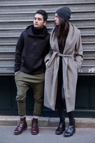 Какие леггинсы носить с темно-серым пальто осень в стиле смарт-кэжуал: Любительницам стиля casual придется по вкусу тандем темно-серого пальто и леггинсов. Черные кожаные ботинки челси идеально впишутся в образ. Такой образ обязательно полюбится тебе в весенне-осенний период.