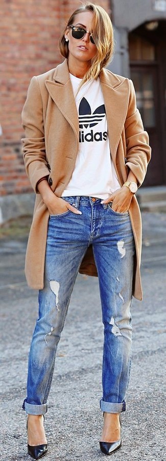 С чем носить синие джинсы женщине: Светло-коричневое пальто и синие джинсы — must have вещи в арсенале дамского пола с чувством стиля. В этот лук очень просто интегрировать пару черных кожаных туфель.