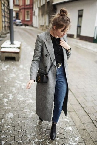 С чем носить серое пальто женщине в стиле смарт-кэжуал: Сочетание серого пальто и синих джинсов позволит составить незаезженный наряд в повседневном стиле. Что же до обуви, черные кожаные ботильоны — наиболее выигрышный вариант.