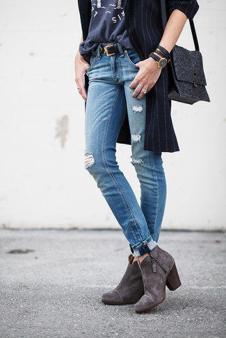 С чем носить синие рваные джинсы в 30 лет женщине в прохладную погоду в стиле кэжуал: Если ты приписываешь себя к той редкой категории барышень, которые каждый день стараются одеваться с иголочки, тебе подойдет тандем темно-синего пальто в вертикальную полоску и синих рваных джинсов. В паре с этим ансамблем идеально будут выглядеть темно-серые замшевые ботильоны.