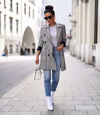 С чем носить бирюзовые джинсы в 30 лет женщине в стиле смарт-кэжуал: Серое пальто в шотландскую клетку в сочетании с бирюзовыми джинсами — классный вариант для воплощения наряда в элегантно-деловом стиле. Пара белых кожаных ботильонов идеально подходит к остальным составляющим образа.