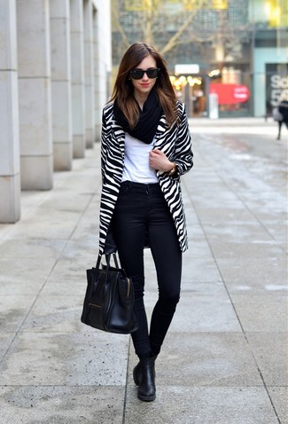 Женское бело-черное пальто в горизонтальную полоску от Alexander McQueen