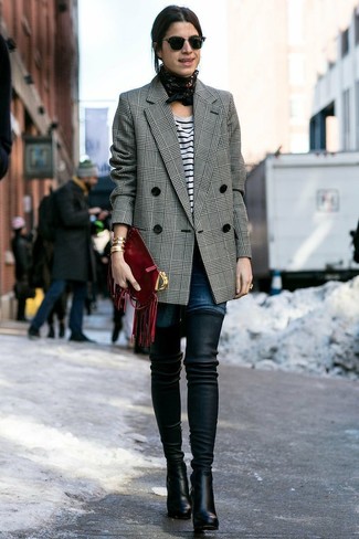 С чем носить черные ботфорты в 30 лет: Подружки по достоинству оценят твое чувство стиля, когда увидят тебя в сером пальто в шотландскую клетку и темно-синих джинсах скинни. Черные ботфорты станут прекрасным завершением твоего наряда.