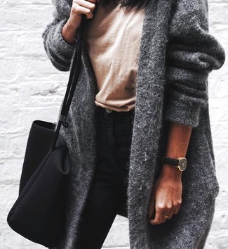 Модный лук: серое пальто, светло-коричневая футболка с круглым вырезом, черные джинсы скинни, черная большая сумка из плотной ткани