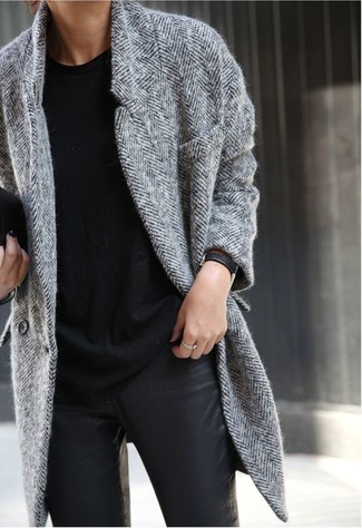 С чем носить черные кожаные джинсы скинни в холод: Дуэт серого пальто с узором "в ёлочку" и черных кожаных джинсов скинни поможет создать необыденный наряд в стиле casual.