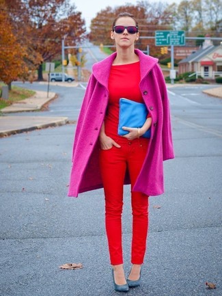 С чем носить темно-красные джинсы в 30 лет женщине: Комбо из ярко-розового пальто и темно-красных джинсов позволит подчеркнуть твой индивидуальный стиль и выигрышно выделиться из серой массы. В сочетании с этим нарядом наиболее выигрышно будут выглядеть синие кожаные туфли.