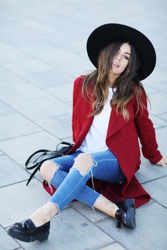 Как носить джинсы с лоферами в 30 лет женщине в прохладную погоду в стиле кэжуал: Попробуй сочетание красного пальто и джинсов, и ты получишь стильный непринужденный лук на каждый день. Что же до обуви, лоферы — наиболее уместный вариант.