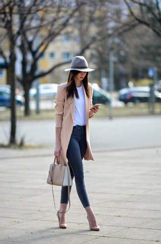 Какое пальто носить с темно-серыми джинсами скинни в 20 лет в стиле смарт-кэжуал: Комбо из пальто и темно-серых джинсов скинни подчеркнет твою индивидуальность. В тандеме с этим образом органично выглядят светло-коричневые кожаные туфли.