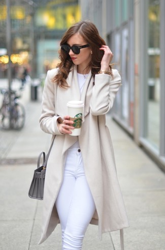 Какое пальто носить с белыми джинсами женщине: Комбо из пальто и белых джинсов позволит выразить твою индивидуальность и выгодно выделиться из толпы.