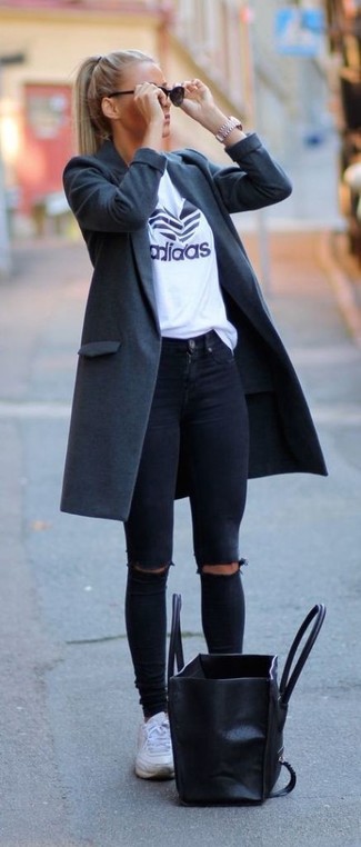 С чем носить черные рваные джинсы скинни: Комбо из темно-серого пальто и черных рваных джинсов скинни позволит подчеркнуть твой индивидуальный стиль. Закончи образ белыми низкими кедами, если не хочешь, чтобы он получился слишком строгим.