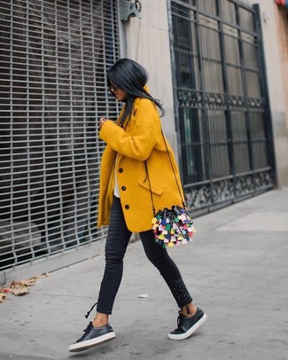 Как носить низкие кеды с джинсами в 30 лет женщине в холод: Тандем желтого пальто и джинсов позволит создать необычный ансамбль в непринужденном стиле. Пара низких кед добавит облику озорства и беззаботства.