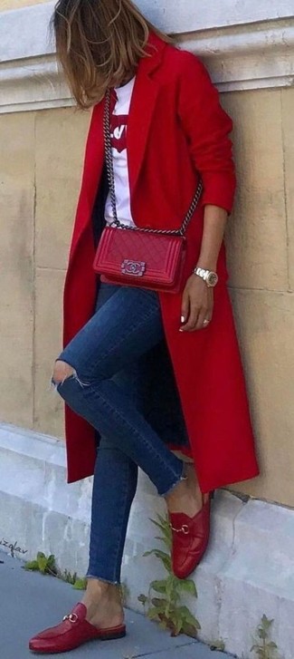 С чем носить темно-красное пальто женщине в прохладную погоду: Лук из темно-красного пальто и темно-синих рваных джинсов скинни вдохновляет на проявление собственной индивидуальности. Хотела бы добавить сюда нотку нарядности? Тогда в качестве обуви к этому луку, стоит обратить внимание на красные кожаные лоферы.