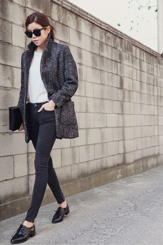 Как носить серое пальто с темно-серыми джинсами женщине в стиле смарт-кэжуал: Серое пальто в сочетании с темно-серыми джинсами — отличный вариант для воплощения наряда в стиле business casual. Пара черных кожаных оксфордов поможет сделать лук более цельным.