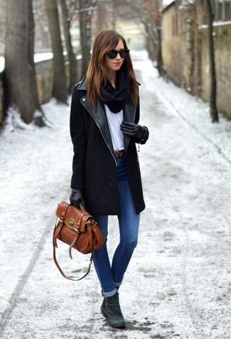 Как носить синие джинсы скинни с черным пальто в 30 лет весна в стиле смарт-кэжуал: Черное пальто и синие джинсы скинни стильно вписываются в гардероб самых привередливых красоток. Пара темно-серых замшевых ботильонов позволит сделать ансамбль цельным. Когда холодная пора сменяется более теплой погодой, мы сбрасываем теплые слои зимней одежды и хотим выглядеть по-весеннему свежо и модно. Такой ансамбль послужит великолепным вдохновением.