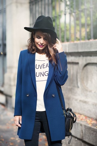 Как носить синее пальто с черными джинсами женщине в теплую погоду: Удобное сочетание синего пальто и черных джинсов без сомнений будет обращать на тебя взгляды и мужчин, и женщин.
