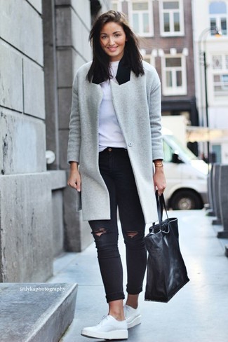 Какие джинсы носить с темно-серым пальто женщине в теплую погоду в спортивном стиле: Сочетание темно-серого пальто и джинсов — замечательный пример современного стиля в большом городе. Ты можешь легко адаптировать такой образ к повседневным реалиям, завершив его белыми кожаными туфлями дерби.