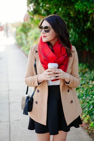 С чем носить красно-темно-синий шарф в 30 лет женщине в холод в стиле смарт-кэжуал: Бежевое пальто и красно-темно-синий шарф позволят создать несложный и комфортный лук для выходного в парке или шоппинга.