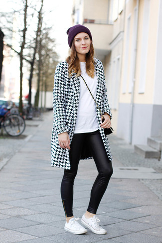 Женское бело-черное пальто с узором "гусиные лапки" от Givenchy