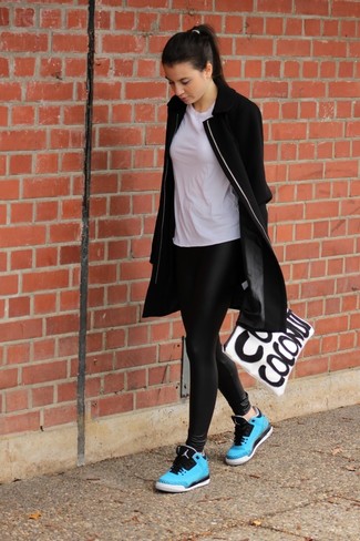 С чем носить сумку с принтом женщине в прохладную погоду в спортивном стиле: Черное пальто и сумка с принтом — стильный выбор женского пола, которые постоянно в движении. Если подобный ансамбль кажется слишком смелым, разбавь его бирюзовыми кроссовками.