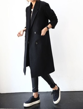 Какие низкие кеды носить с черными леггинсами в холод: Если ты принадлежишь к той категории девушек, которые любят выглядеть по моде, тебе полюбится дуэт черного пальто и черных леггинсов. В паре с этим ансамблем наиболее выгодно смотрятся низкие кеды.